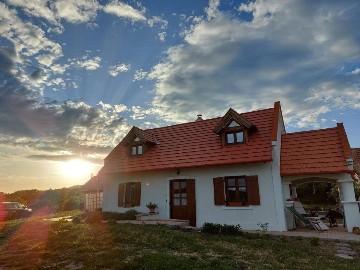 Villa Casa Beata à Lesencetomaj Extérieur photo